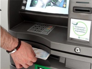 Тегленето на пари от различни банкомати струва 120 лева годишно