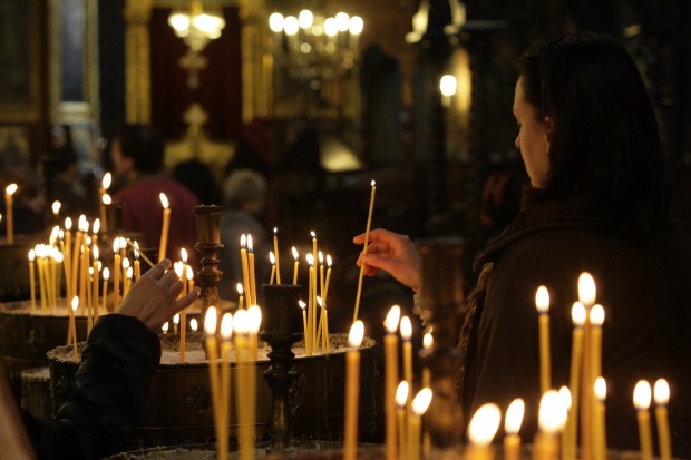 Би Би Си: Трудностите тласнаха българите към църквата