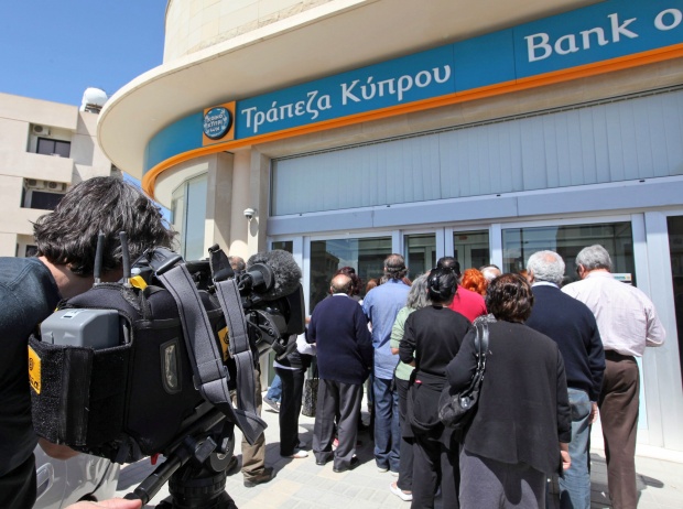 Кипър: Вложителите с над 100 000 евро имат достъп едва до 10% от парите си