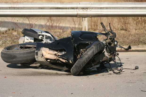 38-годишен мотоциклетист загина на място при удар в бетонна ограда