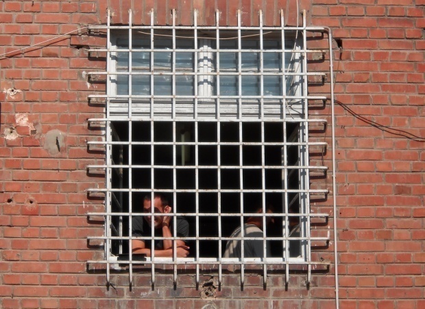 Затворник се качи на покрива на затвора в Бургас, заплашва да се хвърли