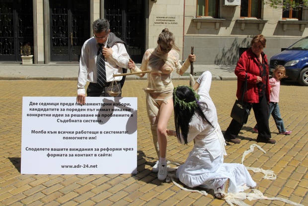 Съблякоха Темида гола пред правосъдното министерство