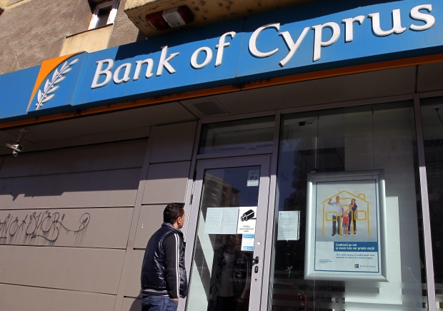 Най-голямата кипърска банка обърна в акции 38% от големите депозити