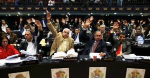 Масов бой във венецуелския парламент