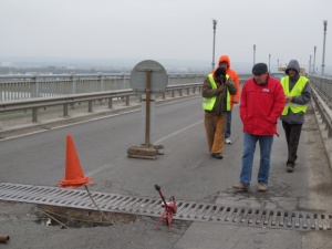 Ремонтират дупката на Дунав мост