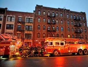 200 огнеборци гасят силен пожар в Ню Йорк
