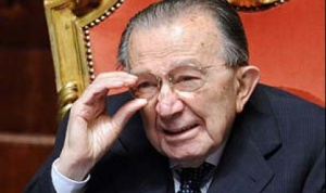 Бившият италиански премиер Джулио Андреоти почина на 94 години