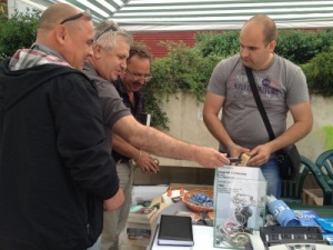 Младежи от ГЕРБ даряват флашки на Станишев