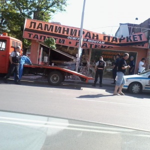 "Порше" влезе във витрината на магазин на бул. "Ломско шосе" в София