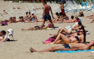 Варненци прекарват деня за размисъл на плажа