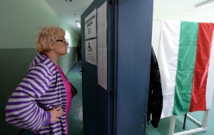 Пликове с пари и бюлетини раздават в Кубратско