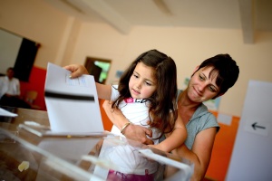 АП: Българите гласуват на фона на скандали