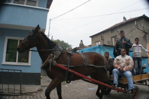 По 50 лева и храна раздавали в пловдивския квартал "Столипиново"