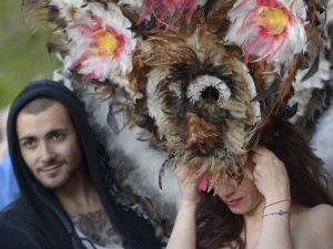 Елица и Стунджи представят България с кукерски маски