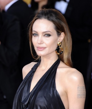 Оперираха гърдите на Анджелина Джоли заради риск от рак