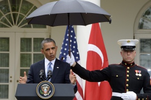 Обама превиши правомощията си, накара пехотинец да държи чадър