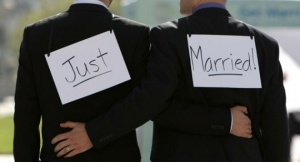 Франция официално легализира гей браковете