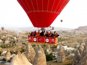 Един загинал и 24 ранени след паднал балон с туристи в Турция