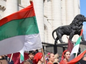 Протестират с обърнати знамена в подкрепа на Цацаров
