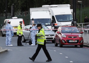 Един убит при вероятен терористичен акт в Лондон