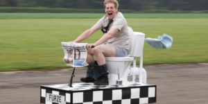 Британец конструира най-бързата тоалетна чиния на колела