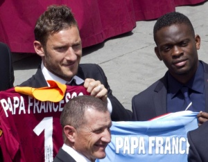 Папата се срещна с играчи от „Рома“ и „Лацио“, подариха му фланелка с №1