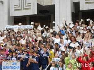 Над 800 души в Бургас пяха "Върви, народе възродени" за Гинес