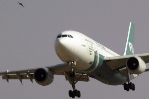 Пакистански самолет е ескортиран от британски изтребители