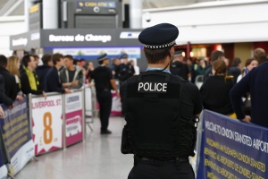 Двама арестувани на пакистанския самолет, ескортиран от британските ВВС