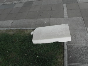 50-килограмова плоча се откърти от фасадата на общината в Благоевград