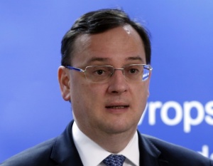 Премиерът на Чехия кацна в Москва  със счупено стъкло