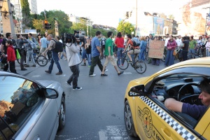 Хора се стичат на протест на Орлов мост