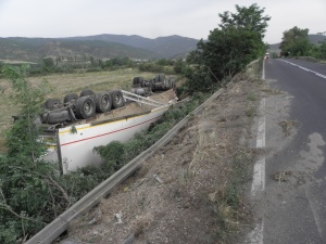 Румънски камион се обърна край Кресна