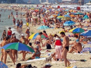 И спасители против монокините на плажа, разсейвали ги