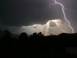 Мълния подпали стопанска постройка