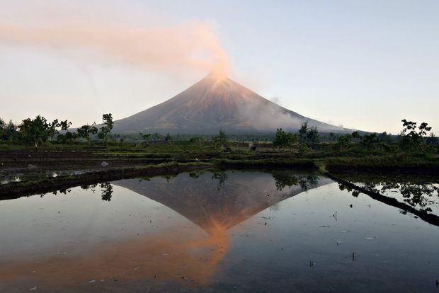 Вулкан изригна на Филипините, взе 5 жертви