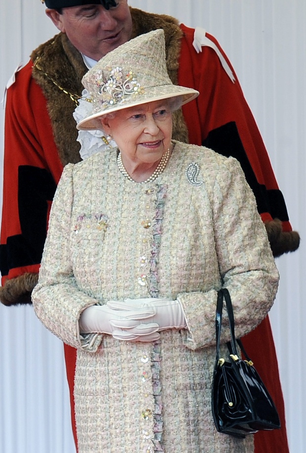 Кралица Елизабет II поетапно предава властта на Чарлз