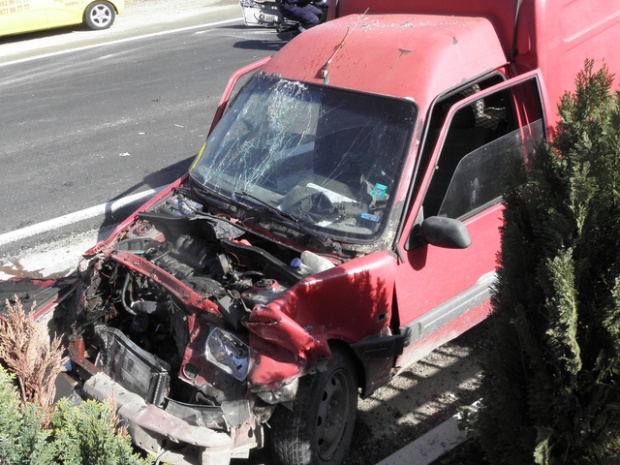 Пикап удари кола край Благоевград, заби се в три паркирани