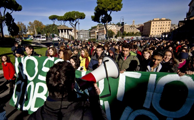 Хиляди протестират в Рим срещи политиката на правителството