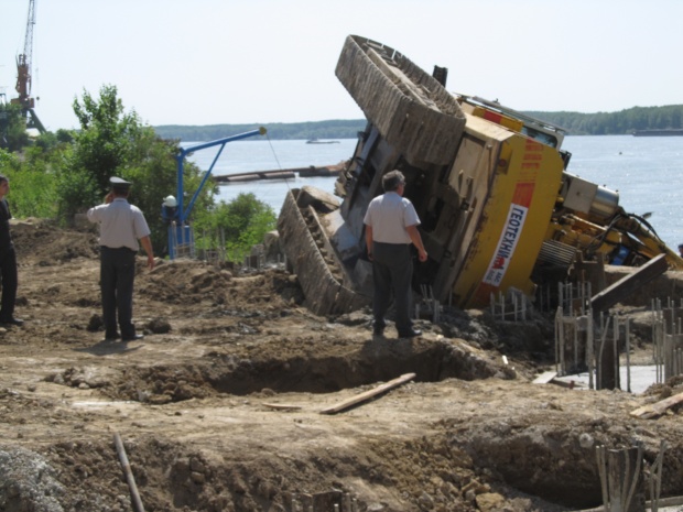 Кран се преобърна и потопи катер в Дунав, няма пострадали