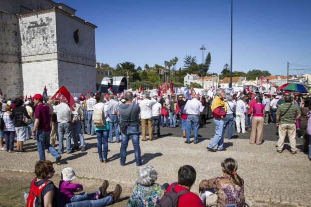 Хиляди португалци протестират с настояване за оставка на правителството