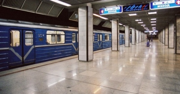 Мъж паднал на релсите на метрото, спряно е движението към "Люлин" и "Обеля"