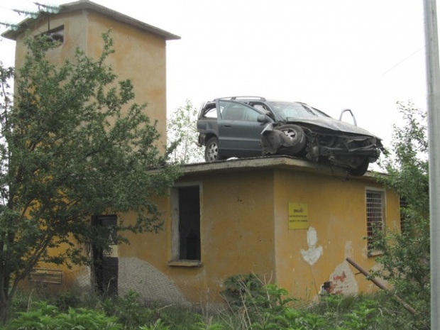 Автомобил „кацна“ на покрива на помпена станция след катастрофа
