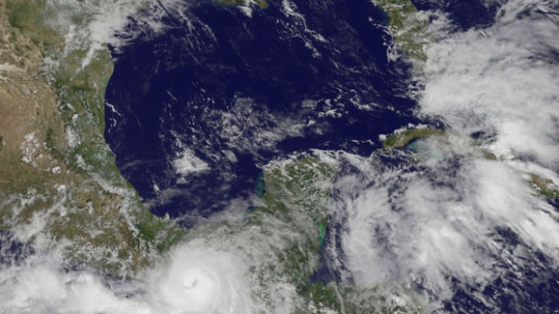 Ураганът „Барбара” удари Мексико, най-малко двама убити