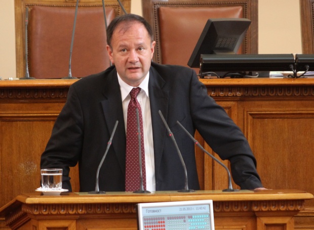Миков предлага замразяване на депутатските заплати