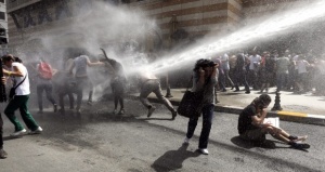 Турската полиция разпръсква протест със сълзотворен газ