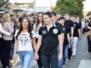 Сръбски абитуриенти се отказаха от тоалетите си, даряват парите