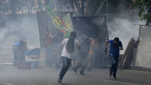 Сблъсъците между протестиращи и полиция в Турция продължават