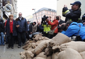 Меркел започна обиколка на наводнените райони