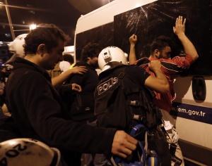 Протестите в Турция продължават, демонстрантите чакат извинение от Ердоган